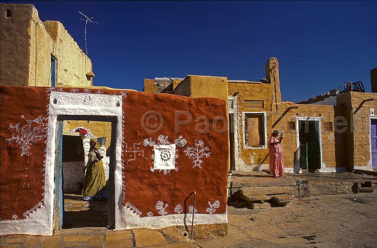 Painted houses in Jaisalmer Fort, Jaisalmer, Rajasthan, India
(cod:India 31)